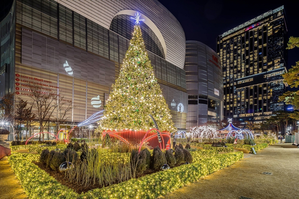 亮燈後的聖誕樹絕美～