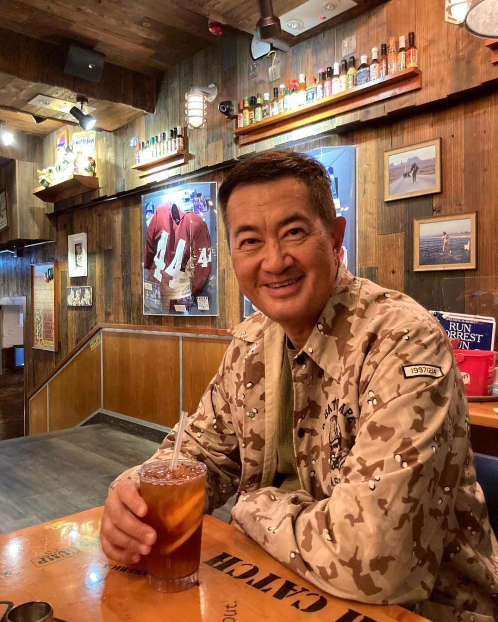 鄧梓峰入行前是皇家香港軍團（義勇軍）的中尉，曾經駐守邊境負責阻截非法入境者。