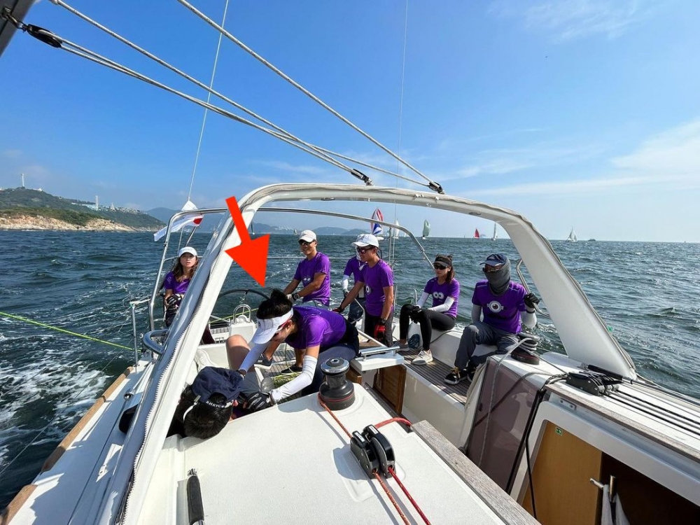 盛勁為IG公開嘅相中，紅箭頭指住嘅疑係麥明詩