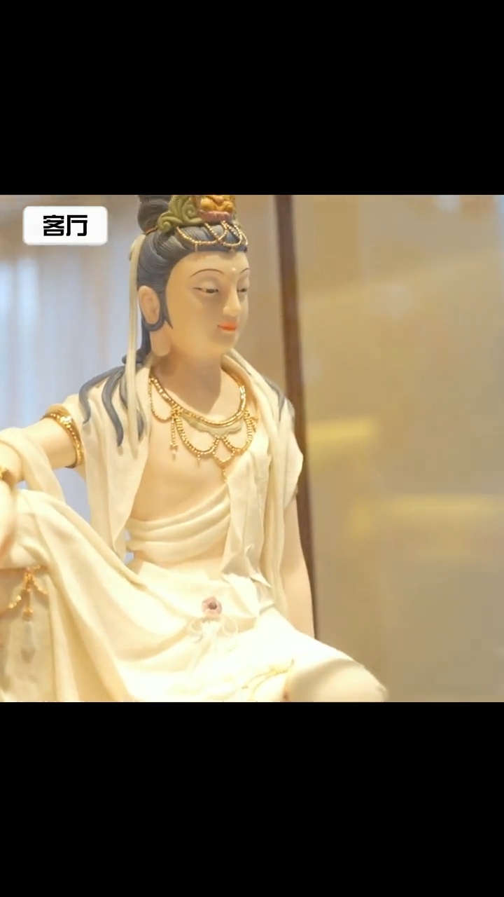 陳嵐於客廳擺放了觀音像。