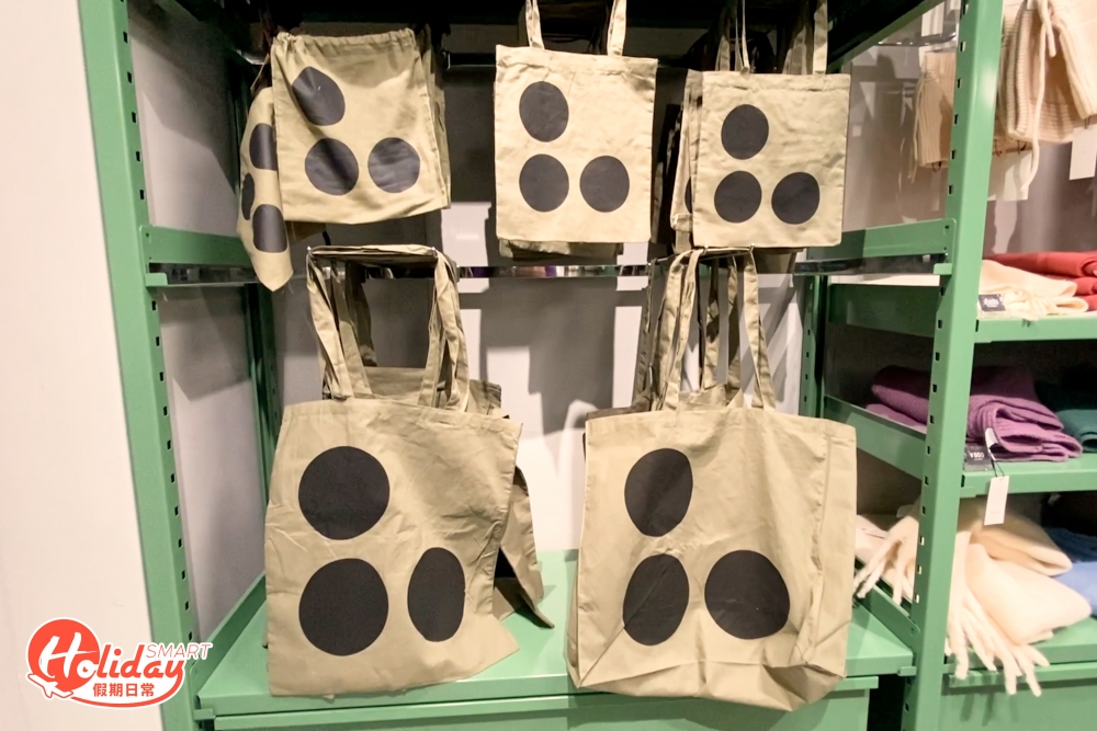 以及3COINS的原創圖標的限量手提袋，由平面設計師 Tamotsu Shimada 設計，袋面帶有三個圈正好代表了品牌名稱。