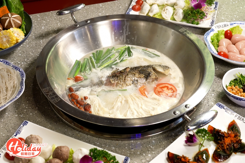 先推介原條鰂魚熬製鮮甜湯底，建議先飲啖湯再打邊爐。
