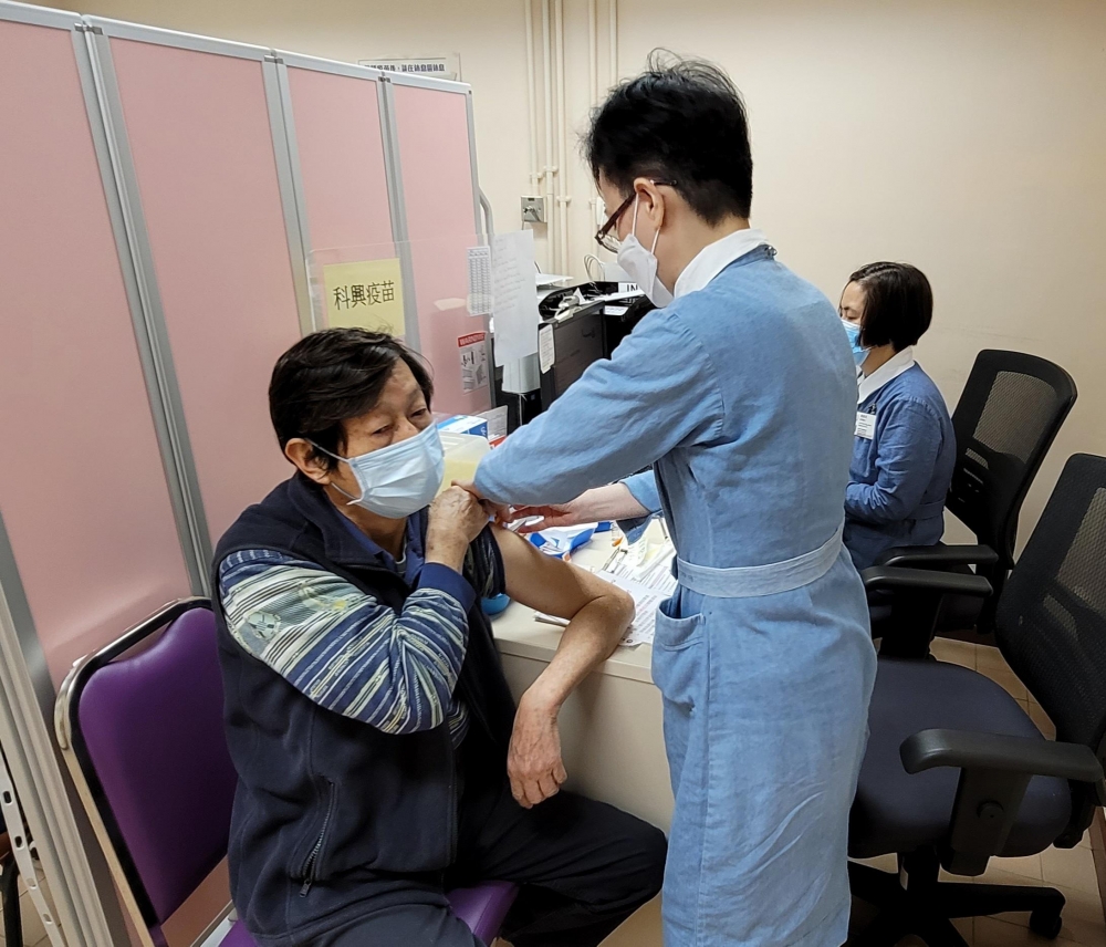 凡已完成接種4劑疫苗的18歲或以上人士，均符合接種第五針。