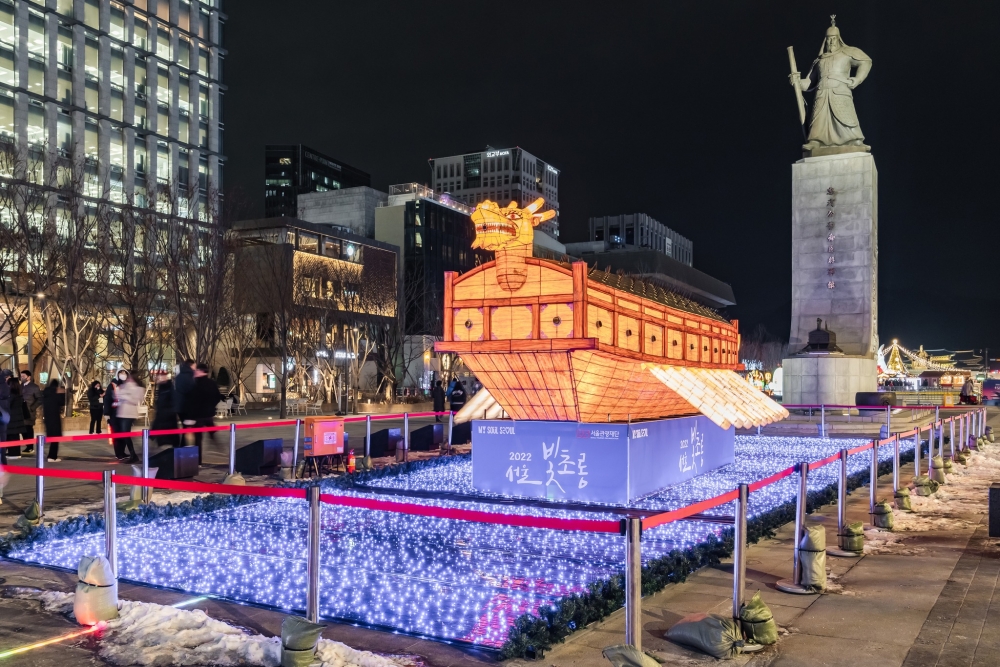 「勇氣之海」有搭配廣場上李舜臣將軍像布置海和龜船~