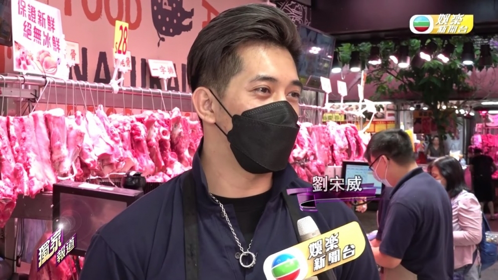 威威曾表示:「由細到大都中意自己set頭」