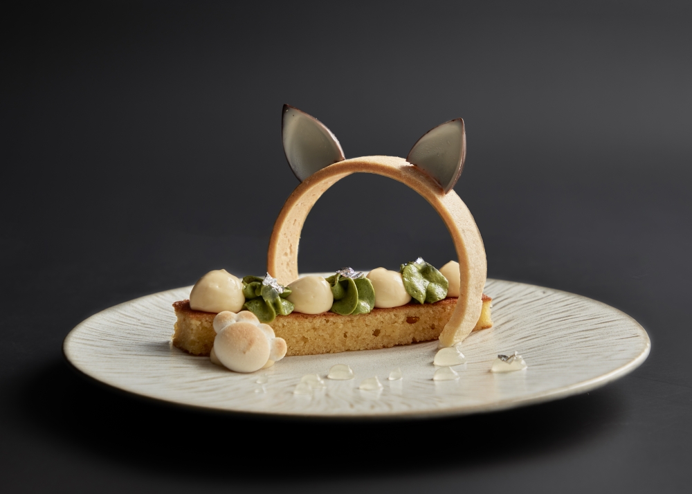 當中名為「渡月」的檸檬柚子抹茶慕斯杏仁蛋糕，以京都著名景點「渡月橋」而命名，外觀更加入貓貓元素，柚子醬配搭抹茶慕斯，味道酸酸甜甜相當開胃！