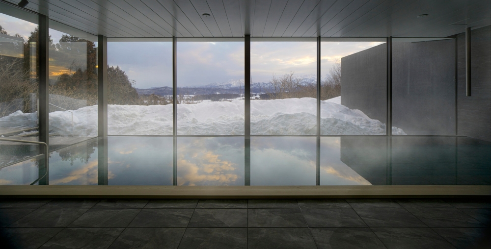 有溫泉的浸浴又怎少不了日本人最喜愛的室內大浴場跟桑拿浴室，冬天時更加可以一邊欣賞雪山景色，一邊享受熱辣辣的雪峰泉水