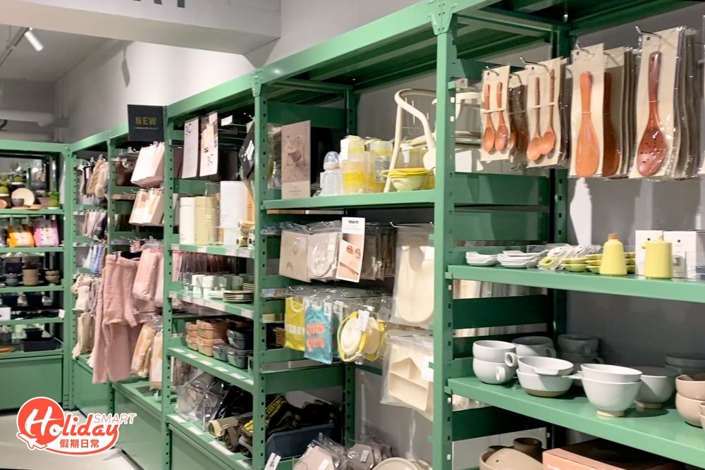 3COINS旗覽店中的商品分為三大系列，分別為平價雜貨「3COINS」、稍微高級一點的「3COINS+plus」及平價趣味雜貨店「ASOKO」。