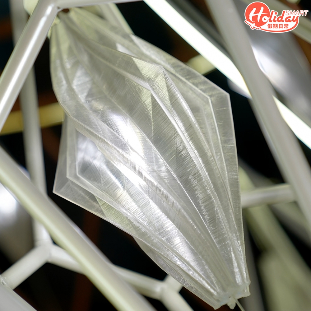 掛飾好似冰柱一樣，散發出皎白嘅光芒。