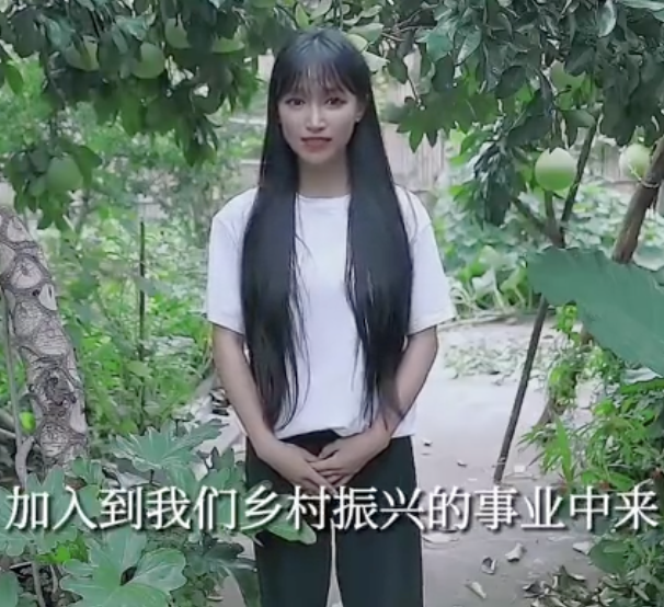 有人認為李子柒明顯同兩年前唔同，眼睛變大不少，變咗「網紅臉」