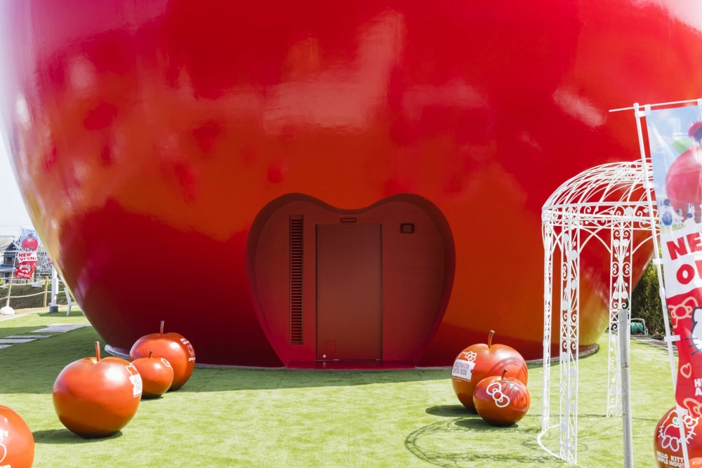 蘋果屋外擺設了多個小型的紅蘋果～