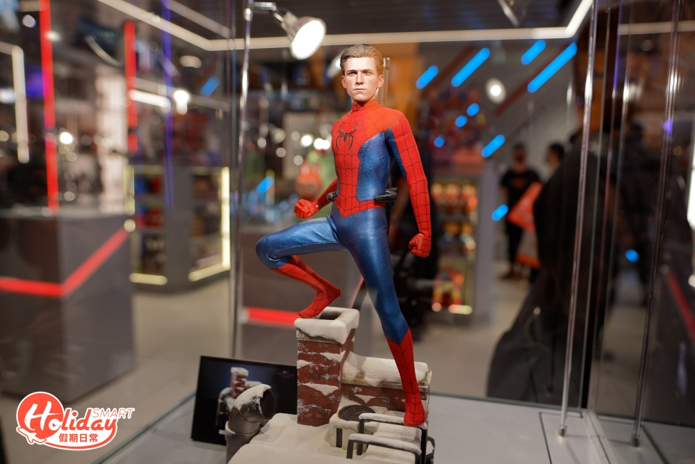 新品《尚氣與十環幫傳奇》的文武 (西裝版)和《蜘蛛俠：不戰無歸》蜘蛛俠(新紅藍戰衣) 1:6比例珍藏人偶，兩款都具有逾30多個可動關節