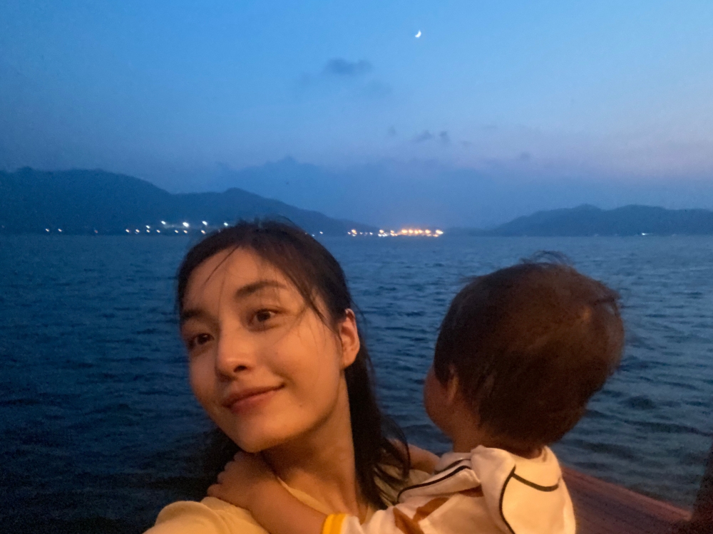 王登登又表示2019年佢去美國生BB,老公唔關心妻兒情況,反而叫佢喺美國幫手搶購限量版波鞋