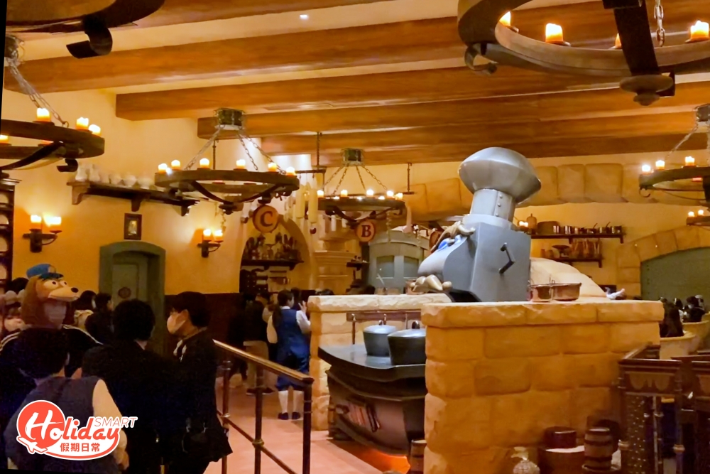 城堡內的裝置更逼真還原電影場景，如經典壁爐、巨型梳化、客廳及廚房等，都能見到不同傢私角色。