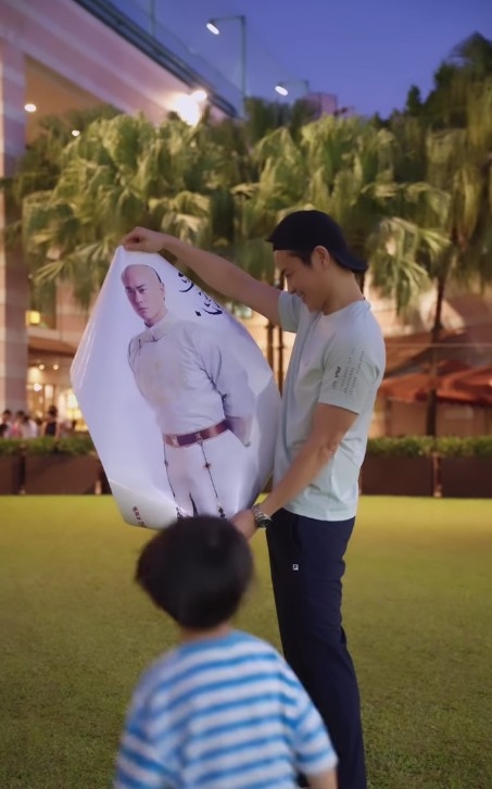 近日鄭嘉穎喺IG公開短片,片中佢拎住《步步驚心》「八爺」嘅角色海報