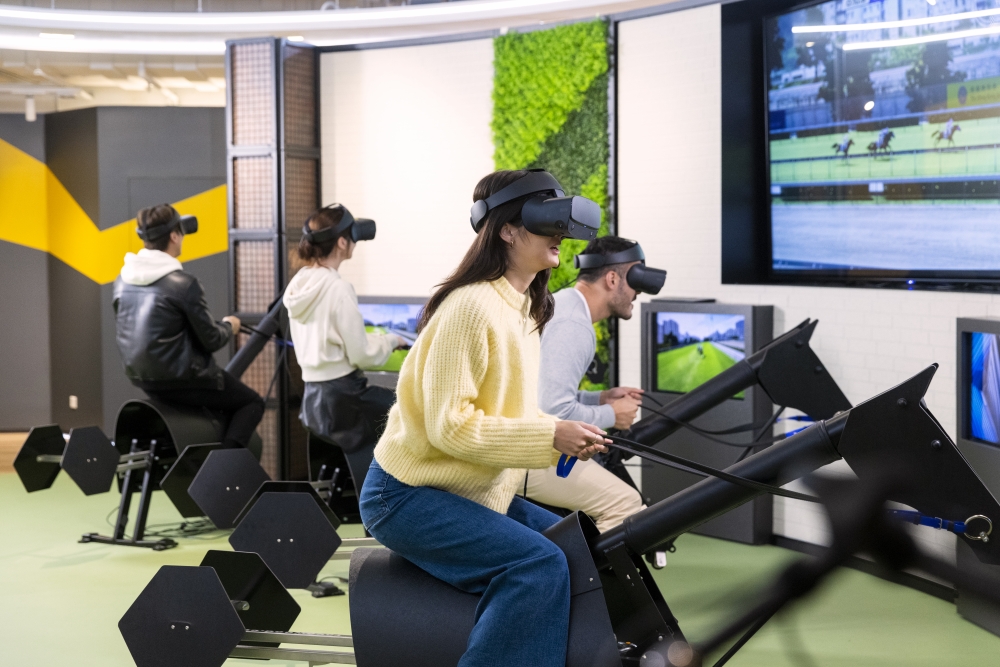 場內設有各式VR遊戲,5個主題區讓參加者體驗騎師訓練。