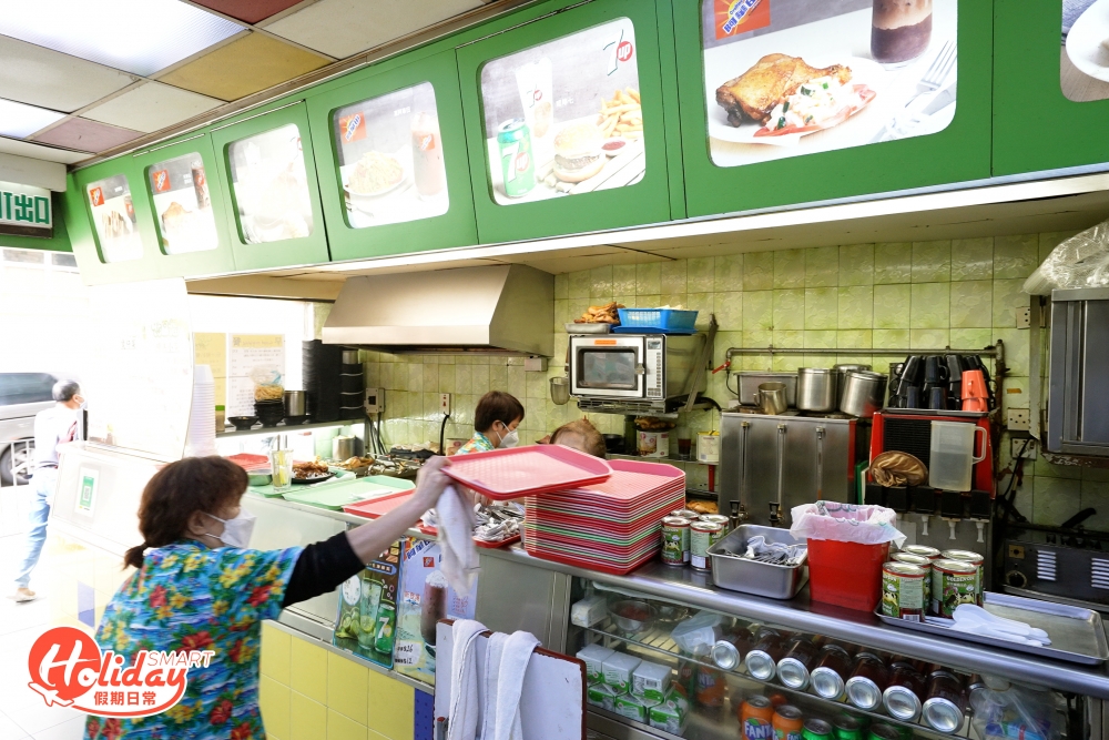 店內裝修並沒有因時代步伐而變改，十年如一日的店面，發光的食物燈箱、亞加力膠做的水牌、紅綠黃相間的燈箱假天花、鑲死的紅綠色膠座椅和餐檯，還有穿著夏威夷風制服的店員等，步進餐廳恍如走進時光隧道般，回到了八十年代的香港快餐店。