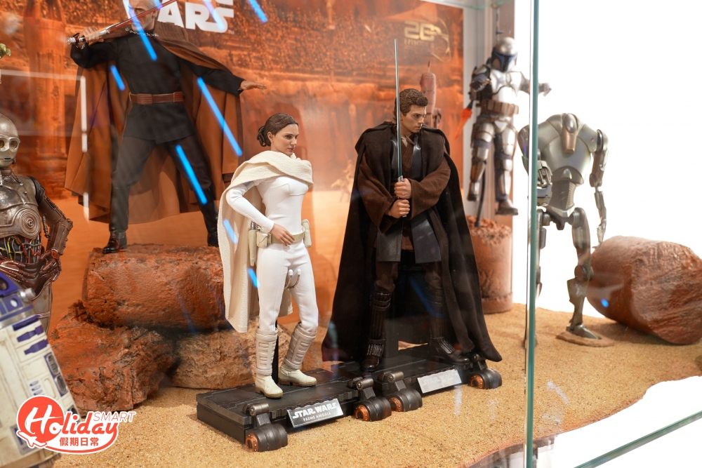 星球大戰粉絲必定要去電影陳列櫃朝聖，櫃中有由Hot Toys團隊打造全球首次展出的《星球大戰前傳：複製人侵略》經典競技場戰役場景。