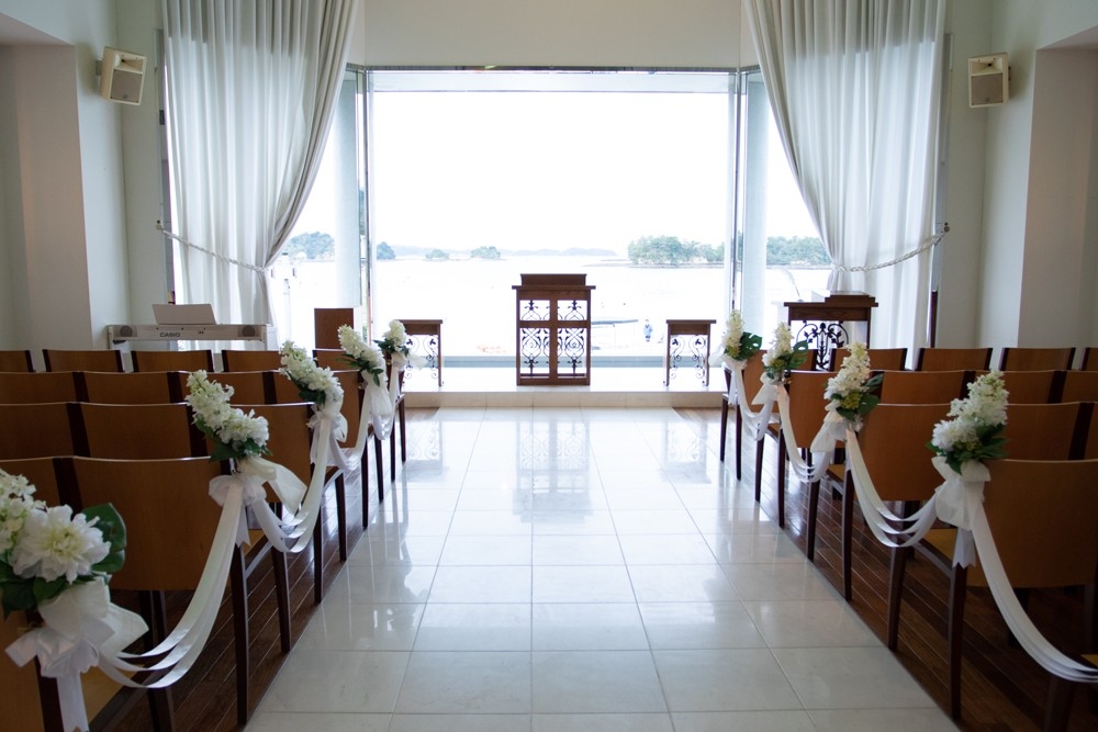 教堂被天草之海包圍，喺呢到能夠享受一生人難忘嘅美好證婚儀式。