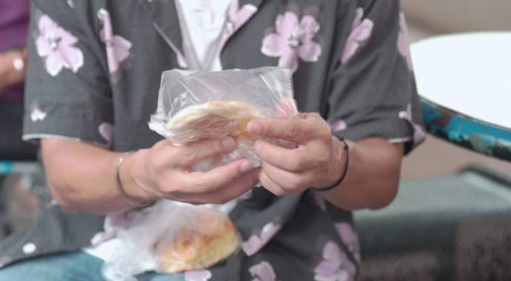 買咗個新鮮雞尾包