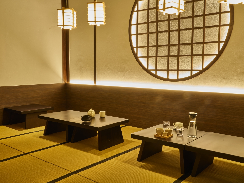 AK希望為大家營造一個可以盡情放鬆、歇息的空間，利用1,500呎超大空間設計出京都風的用餐空間，日式榻榻米地店、牆身日本風窗框皆充滿日式風情！