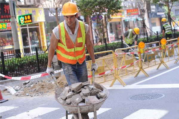 香港建造業總工會近日終於公布本年度薪酬調整方案，上升幅度由百分之三至百分之十二點五不等。
