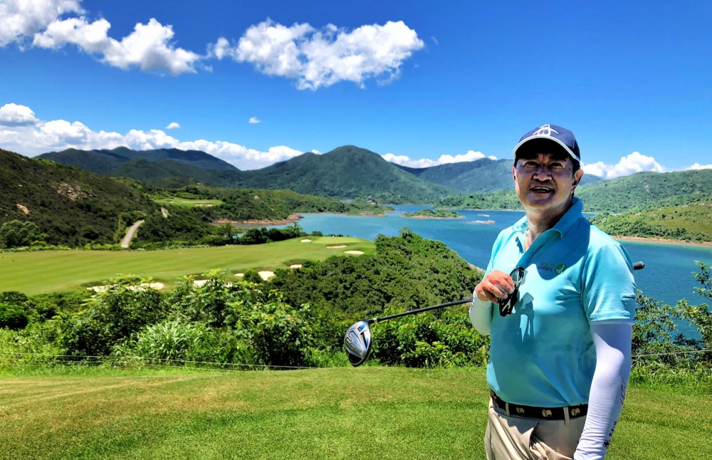 鄧梓峰喜愛打golf。