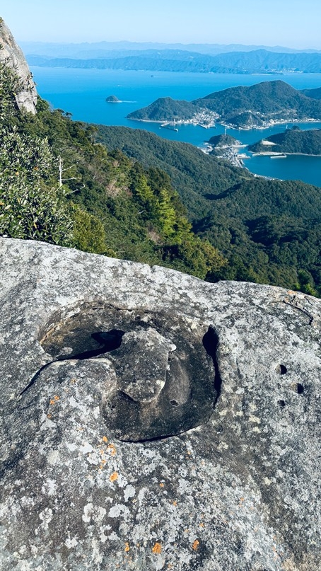 心型石位於「龍ヶ岳展望所」山崖邊，大家影相時要小心。