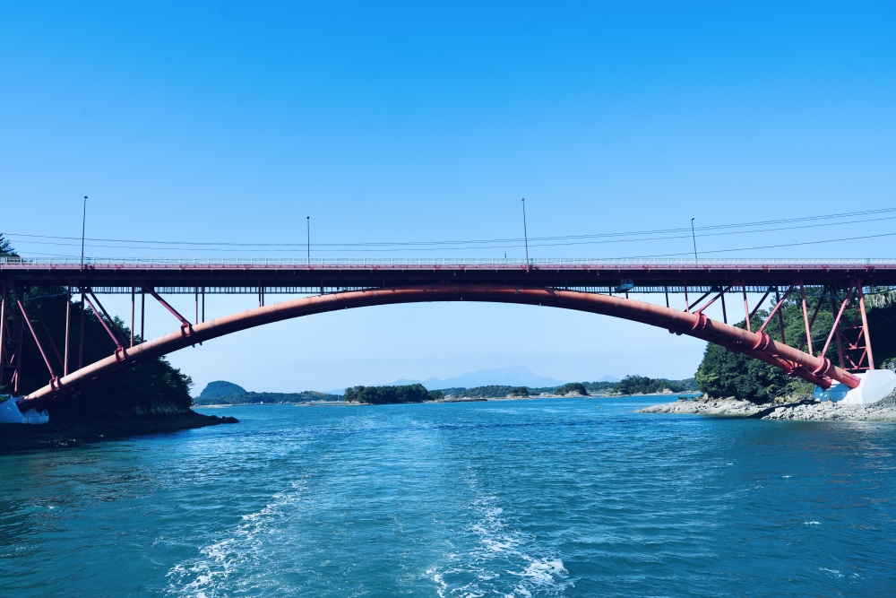 天草五橋嘅天門橋（1號橋）到松島橋（5號橋）之間嘅國道被稱為天草珍珠線，擁有風光明媚嘅景觀。