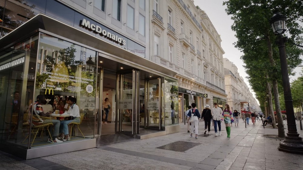 Gabriel專誠帶Emily到法國的麥當勞去見識