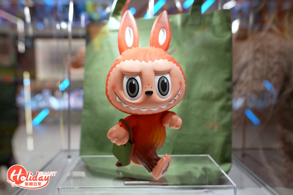 Hot Toys更首次邀請國際知名的插畫家龍家昇 (Kasing Lung) 及HOW2WORK，聯乘推出Zimomo ST Hot Toys by Kasing Lung，全球限量200套。