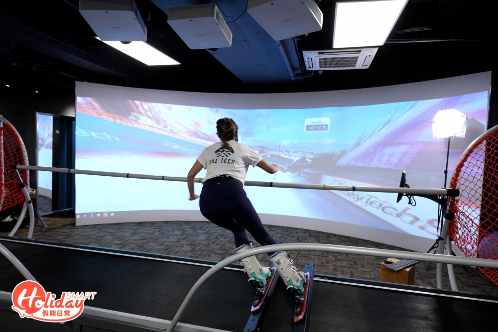 位於黃竹坑的Ski Tech便是行內頗為有名氣的一間，今次記者趁出外國滑雪前，好好學習及了解這項運動，並嘗試挑戰一天內學習好單板及雙板滑雪！