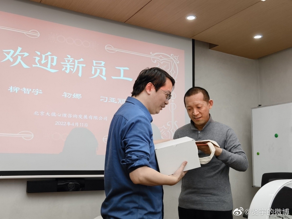 柳智宇認為公司仍係創業初期，於是主動要求降薪至2萬