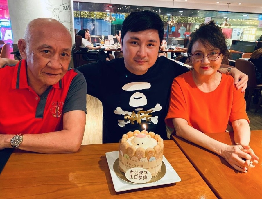 現年71歲嘅施明日前喺屋企跌倒，由於頭部受傷情況緊急，現時留醫ICU。