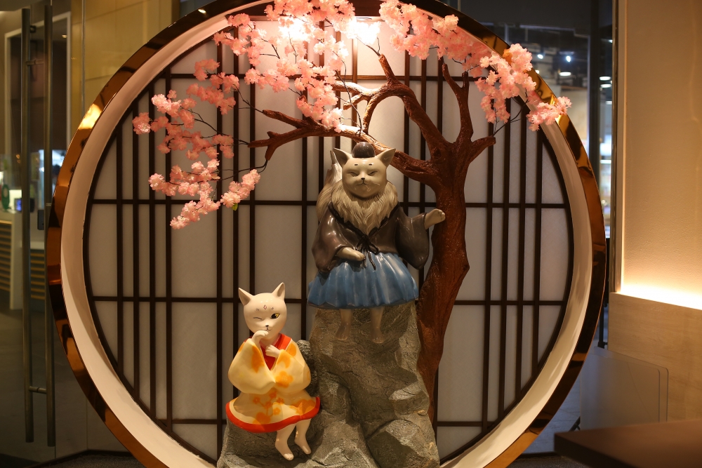 新店首次公開愛貓「芝麻」及「咪咪」的和服造型，貓貓擺設超過2米高！