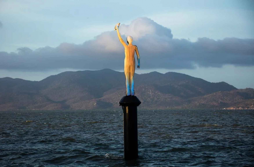 Ocean Siren（海洋警報），根據大堡礁氣象站的水溫變化而去改變顏色。