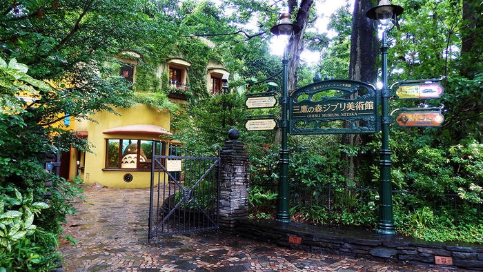 美術館整個建築物幾乎都被綠色的藤蔓植物包圍著,但處處充滿驚喜!