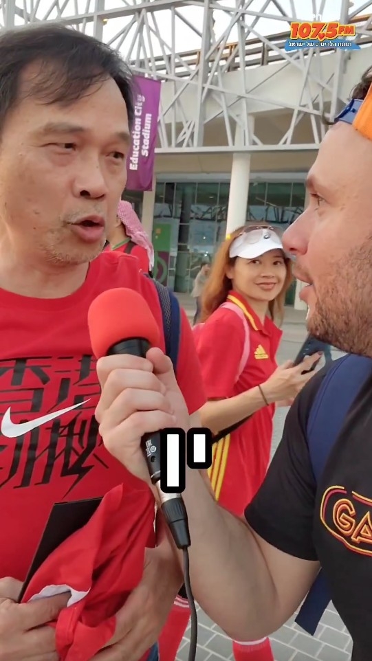 片中中年男士身穿「香港勁揪」紅色T裇,十分搶眼