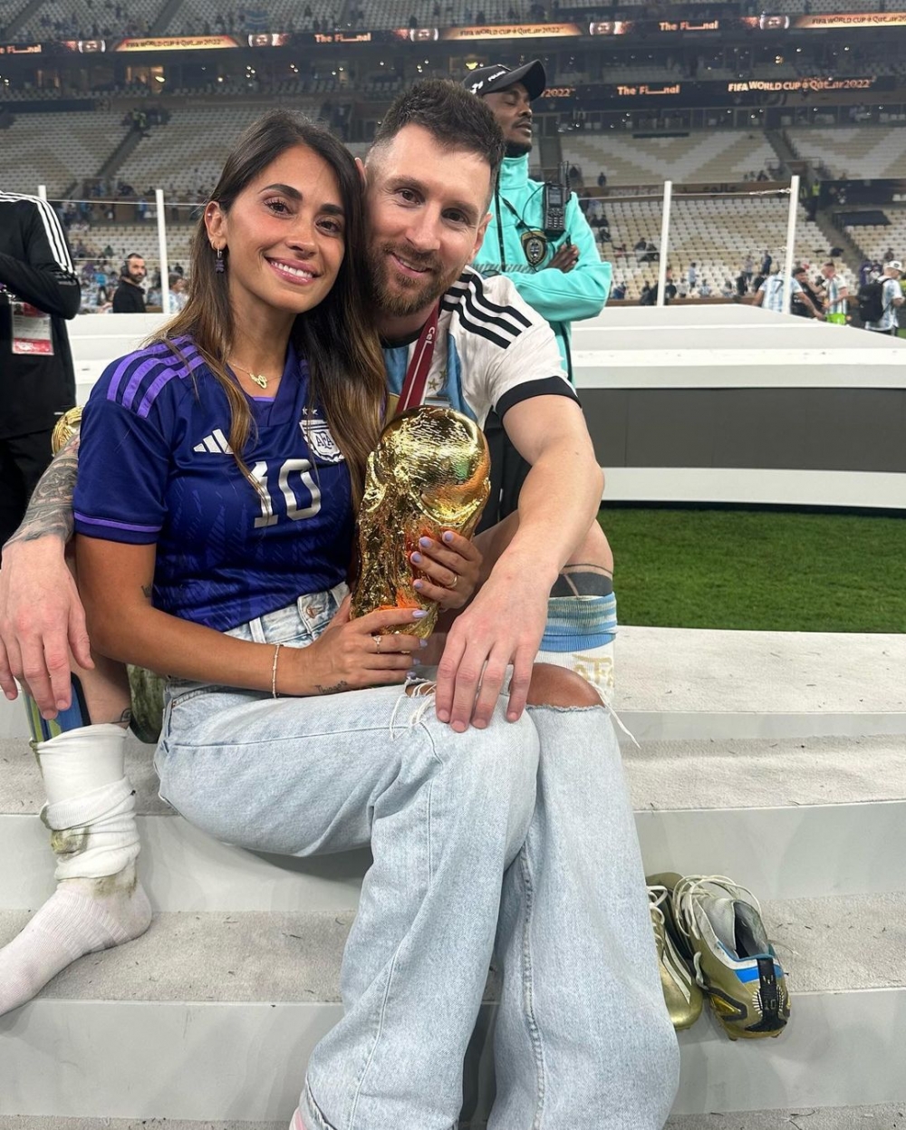 美斯與老婆Antonella Roccuzzo,被笑稱攬著人生兩大重要的東西!