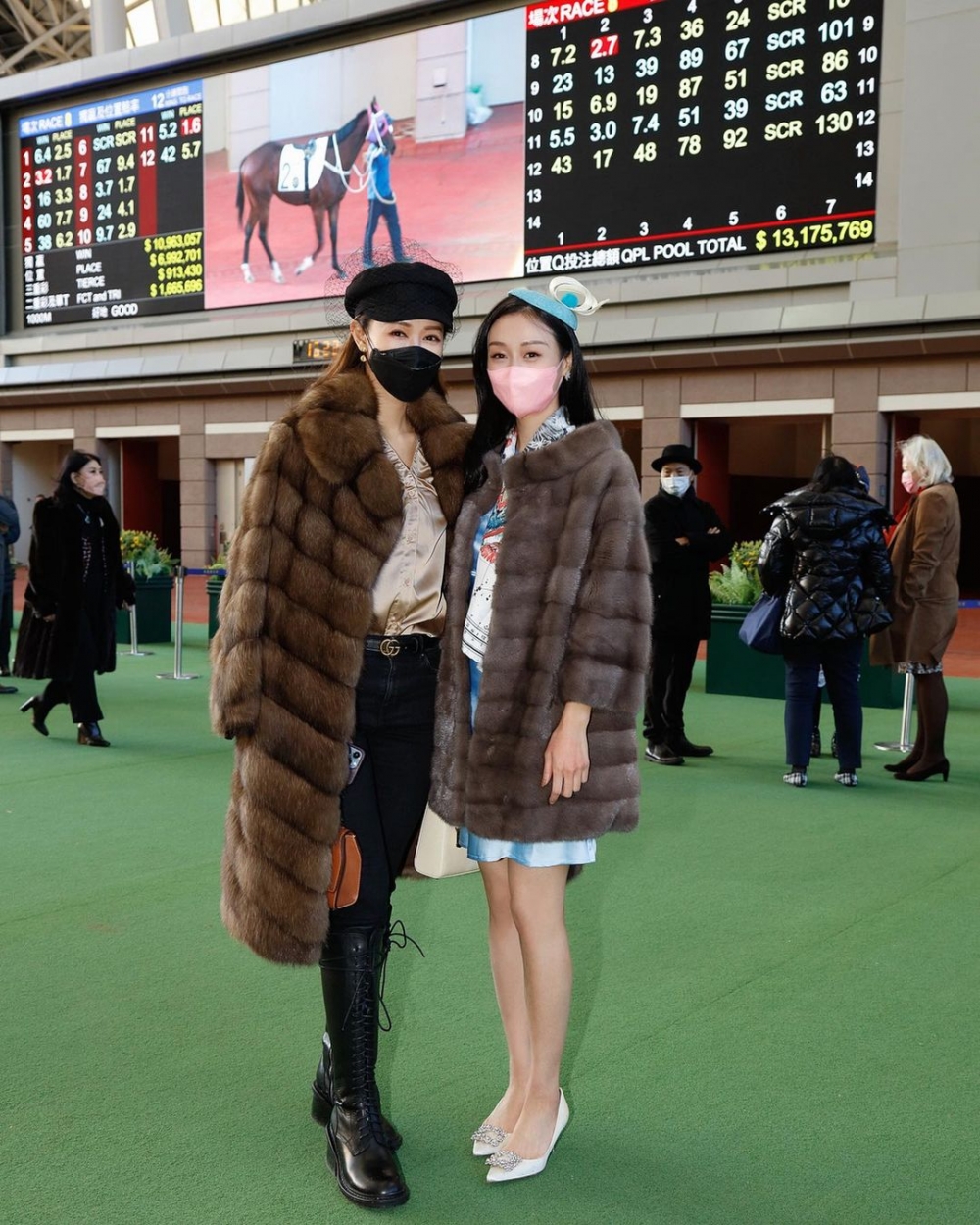 張寶兒最近就同妹妹出席六福盃賽馬日，為隆重其事，兩姊妹更齊齊著上名貴嘅皮草現身