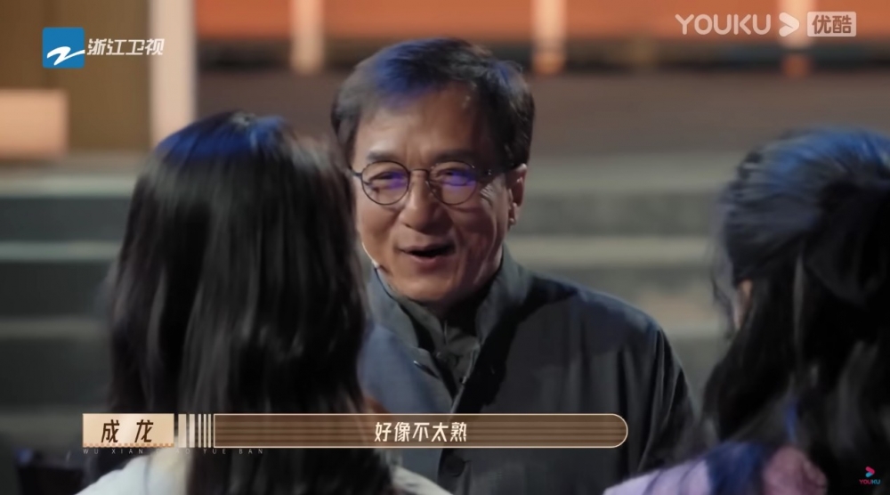 之後成龍落台同一班演員握手,當佢見到薛凱琪時窒咗一窒,笑言:「這個....好像不太熟!」