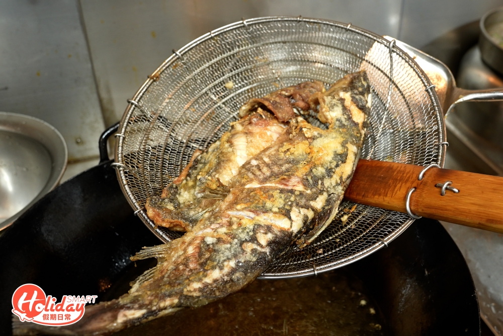 四款即叫即烤的烤魚，可自選炮製方法如酸菜或泡椒。