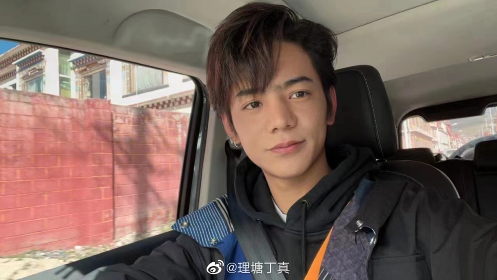 相片丁真膚色白皙,與之前嘅藏族男孩形象頗為不同