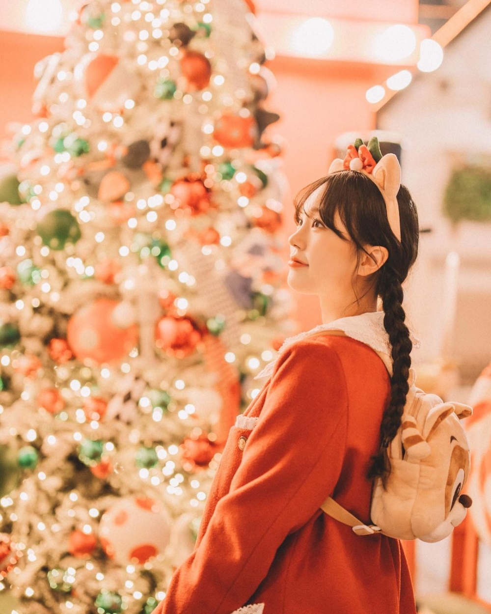 在聖誕樹下盡情影相留念～