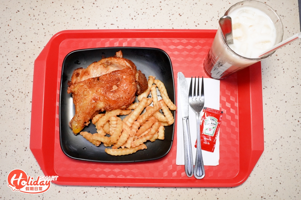 餐廳舖頭細細，但就供應過百款快餐，包括炒粉麵飯類、三文治和湯麵等，不過要數到「食口福」的招牌兼最受食客力推必食是生炸雞髀，是店員每天早上都把雞髀生炸至8至9成熟，當客人落單時再即刻翻炸，正正是分兩次炸的小秘訣，將雞皮炸至香脆，但肉質保持不柴口，表面再灑上淮鹽作簡單調味。