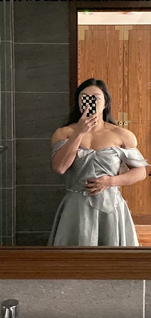 浙江一個婚禮現場伴娘搶盡風頭,佢身穿露肩禮服影自拍更震撼一眾網民