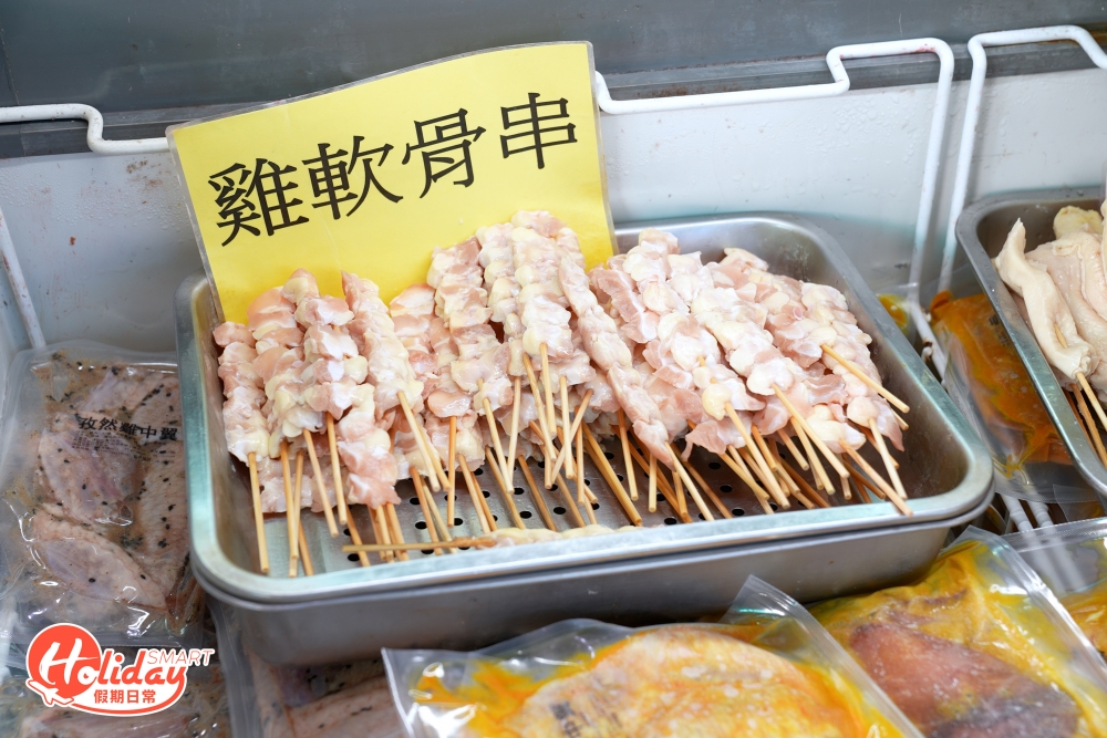 串燒種類一帶有二十多款，如沙嗲牛肉、豬肉和雞肉，受歡迎的脆卜卜雞皮及雞軟骨串等。