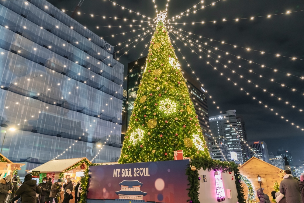 21米高巨型聖誕樹，閃閃發光超吸睛！