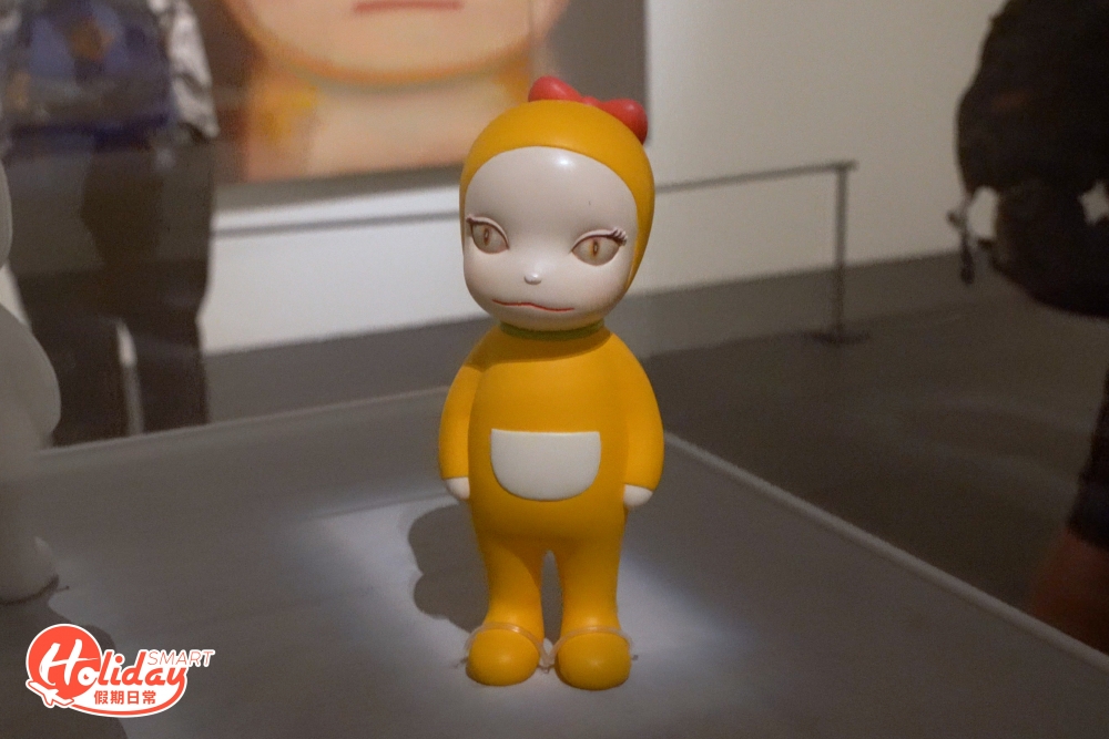 在展館繼續往前還有由奈良美智創作的畫像及雕塑作品Dorami-chan's ribbon was taken by Gian，一個展覽雲集多位國際藝術家，絕對是值回票價。