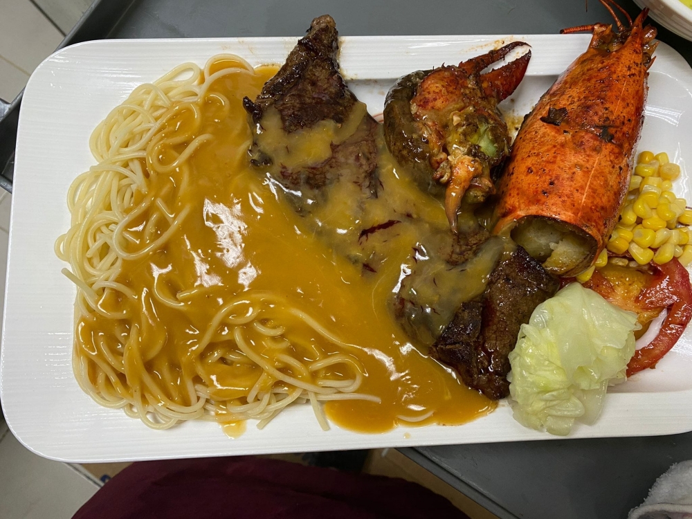 農場餐廳東主指出高薪請人的原因是由於餐廳「目前處劣勢」，因此「希望能使用金錢的力量，化解眼前的困局」。